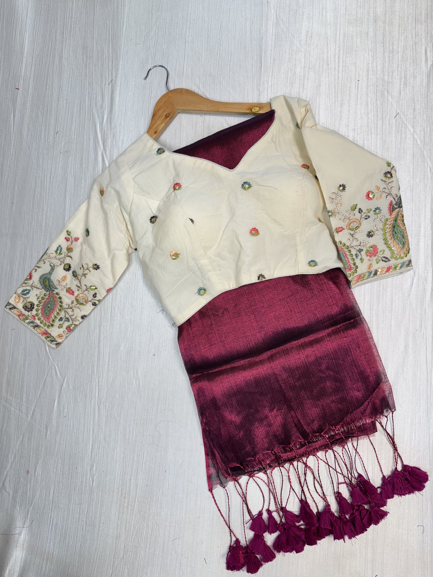 Majentha Plain Saree With Ready To Wear Blouse.